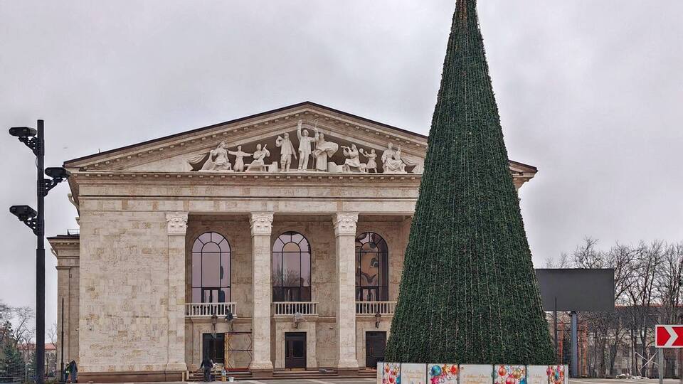 Російські окупанти покажуть комедію на місці загибелі понад 600 українців у Маріуполі