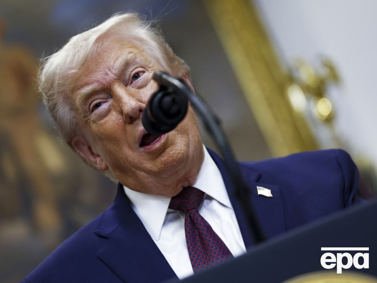 Фото із Трампом та Епштейном видалили з мережі