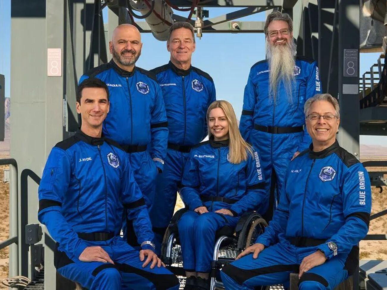 Бентгауз (в центре) стала первым человеком в колесном кресле, попавшим в космос