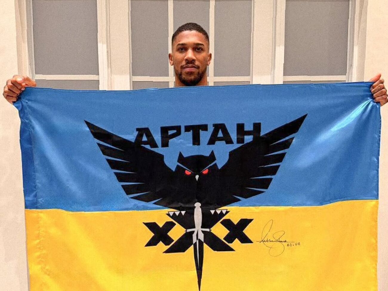 Джошуа нокаутував Пола в шостому раунді