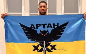 Джошуа нокаутував Пола в шостому раунді