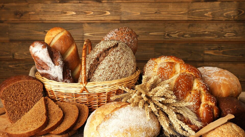 Основним чинником, який впливає на вартість хлібу, назвали обмеження електропостачання хлібозаводів, також тиснуть ціна сировини, логістика й зарплати