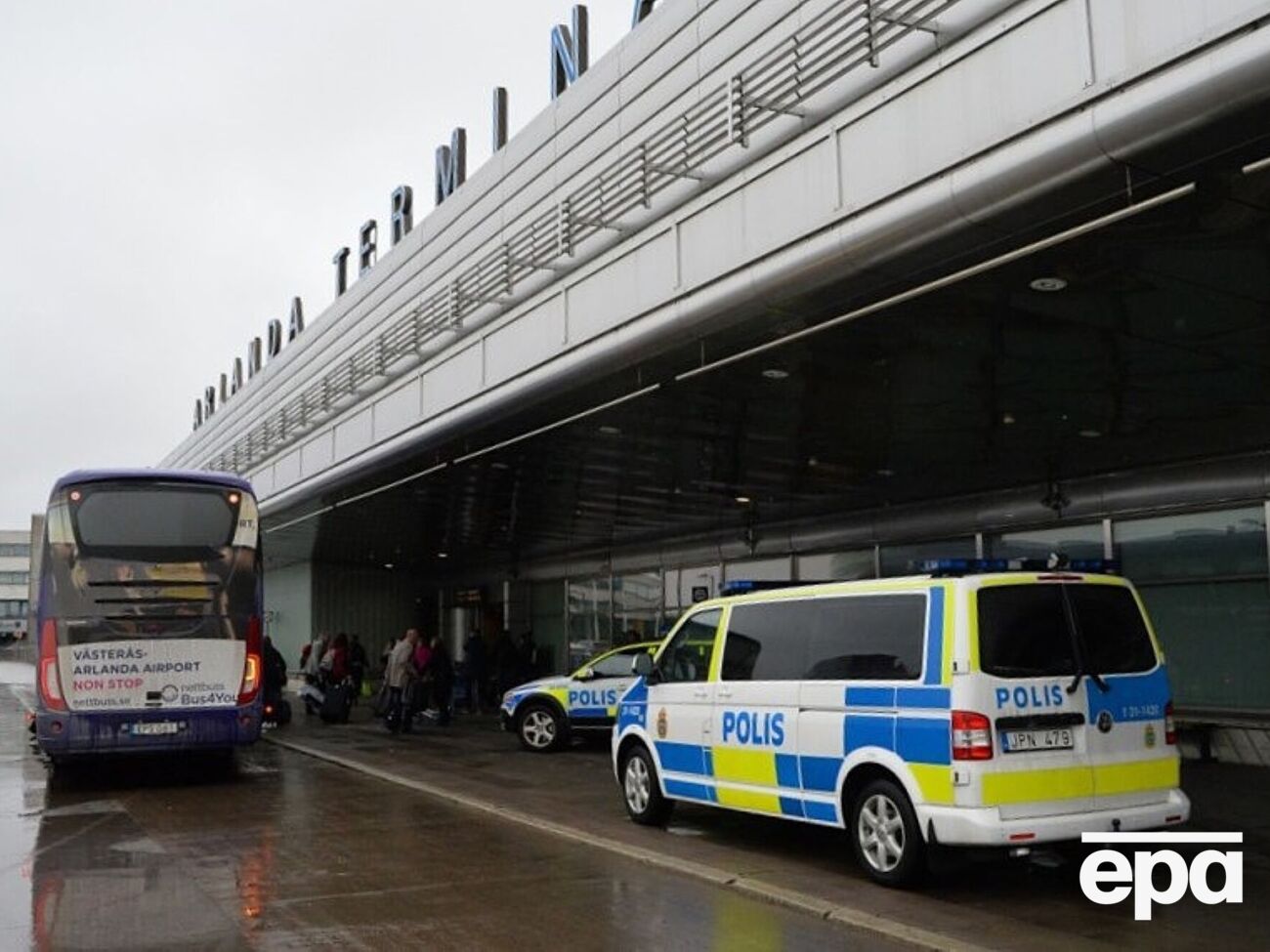 Теща Алещенко назвала полицейских в аэропорту "неграми", "фашистами", и стала бить их ногами