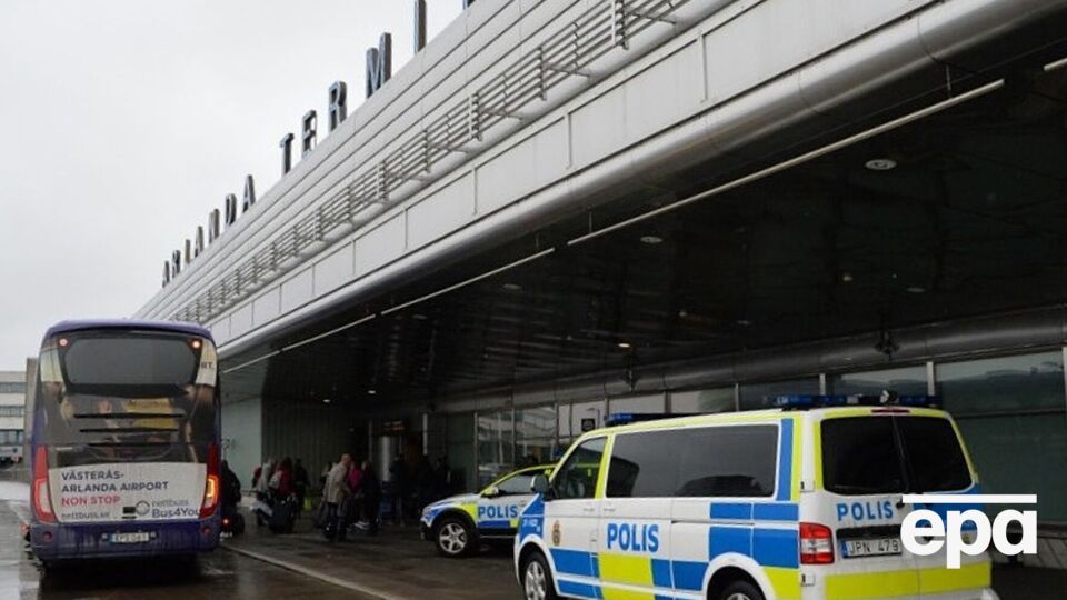 Теща Алєщенка назвала поліцейських в аеропорту "неграми", "фашистами" й почала бити їх ногами