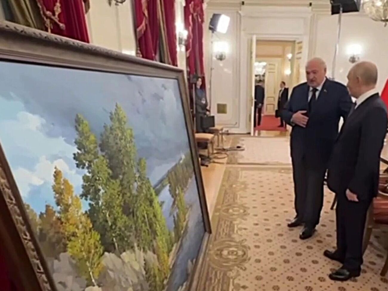 На подаренной картине виднеется монастырь, в который Путин ездит каждый год примерно в одно и то же время