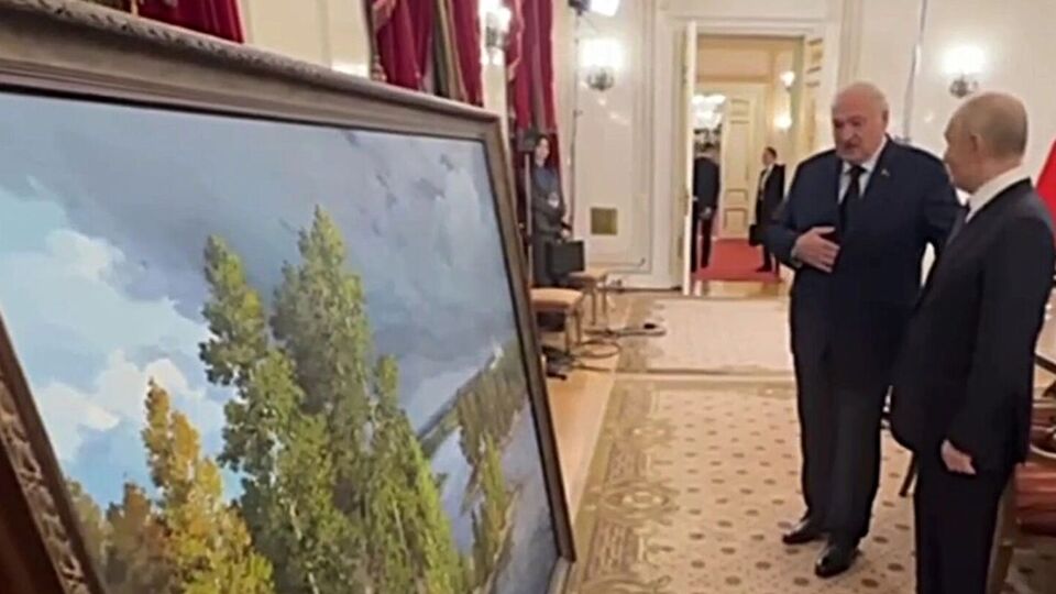 На подаренной картине виднеется монастырь, в который Путин ездит каждый год примерно в одно и то же время