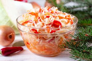Для салата возьмите квашеную капусту и морковь по-корейски