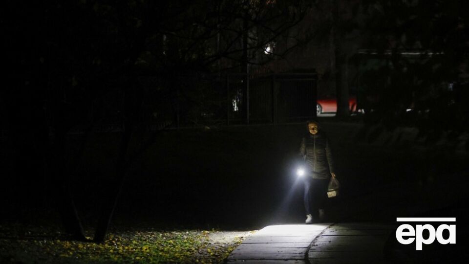 Невозможно обеспечить всех светом в сотнях километров от объектов генерации, говорит Токарь