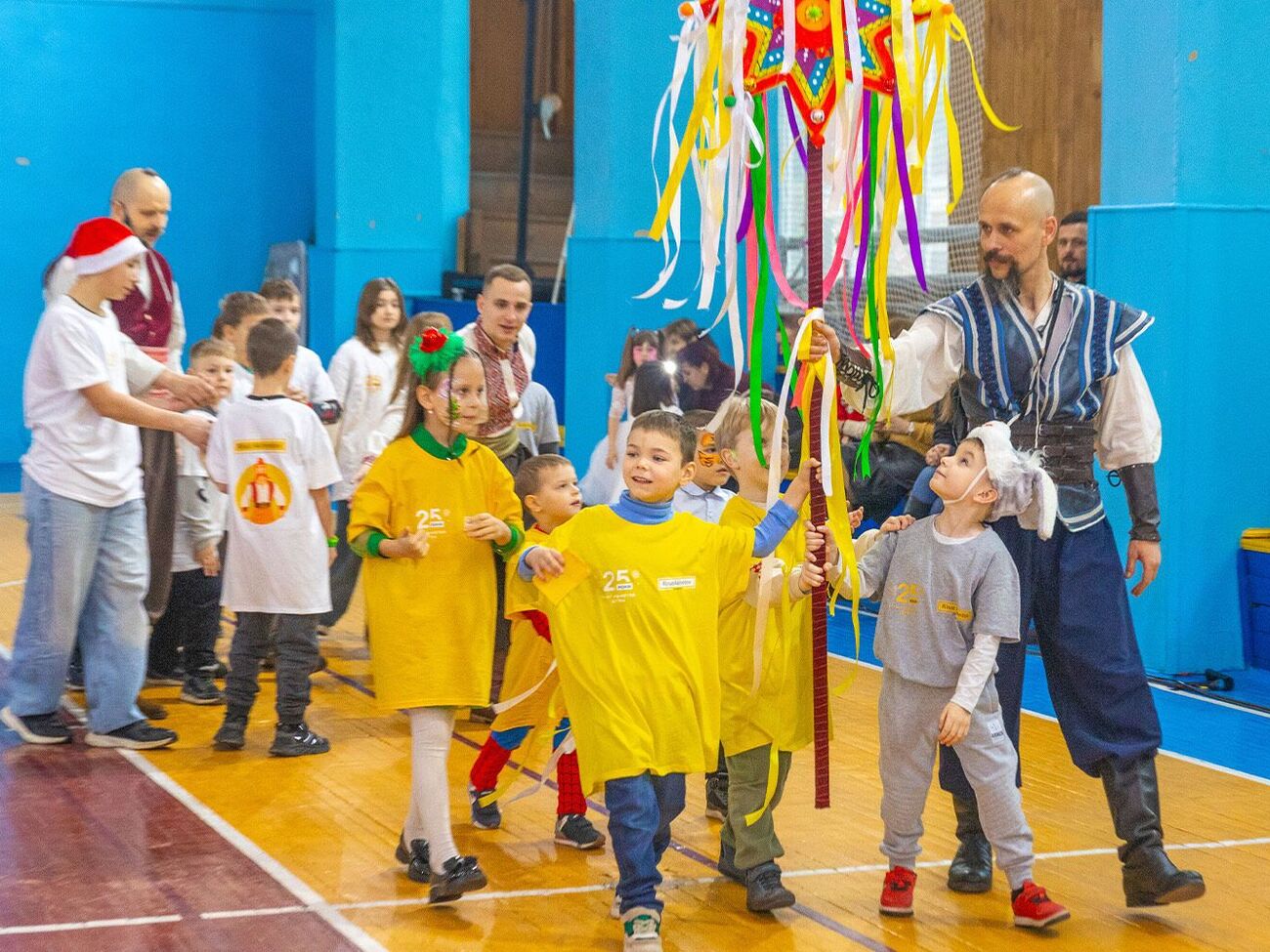 Программа "Веселых стартов" включала подвижные игры, командные задания и символическое зажигание новогодней звезды