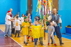 Программа "Веселых стартов" включала подвижные игры, командные задания и символическое зажигание новогодней звезды