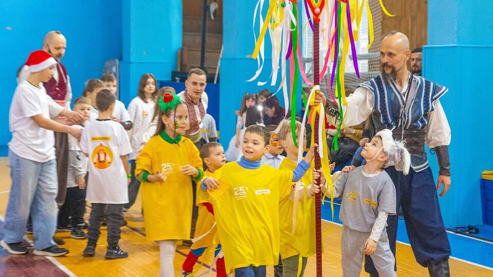 Программа "Веселых стартов" включала подвижные игры, командные задания и символическое зажигание новогодней звезды
