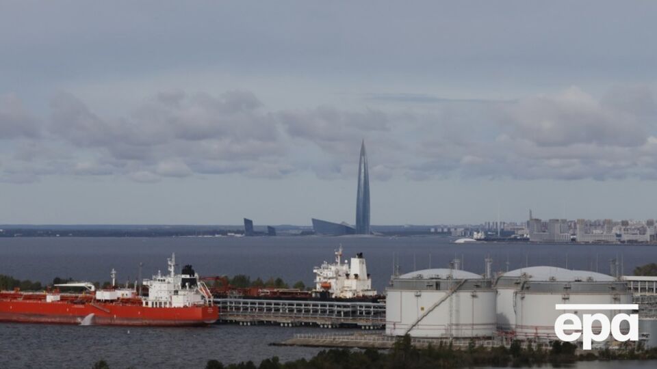 Обвал цен на российскую нефть произошел на фоне санкций, которые США ввели против нефтяных гигантов РФ