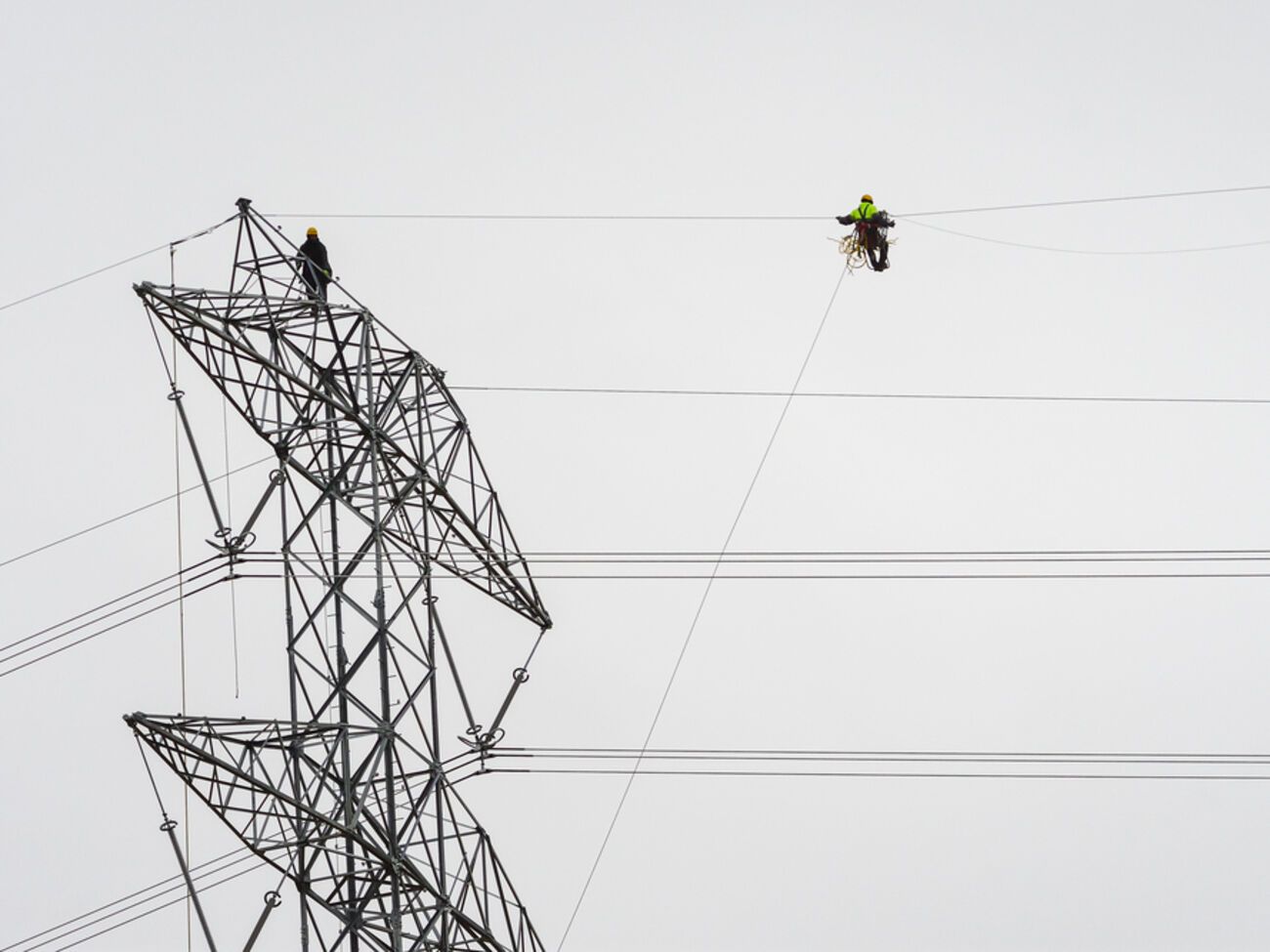 ДТЭК возобновляет энергоснабжение после обстрелов