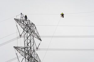 ДТЭК возобновляет энергоснабжение после обстрелов