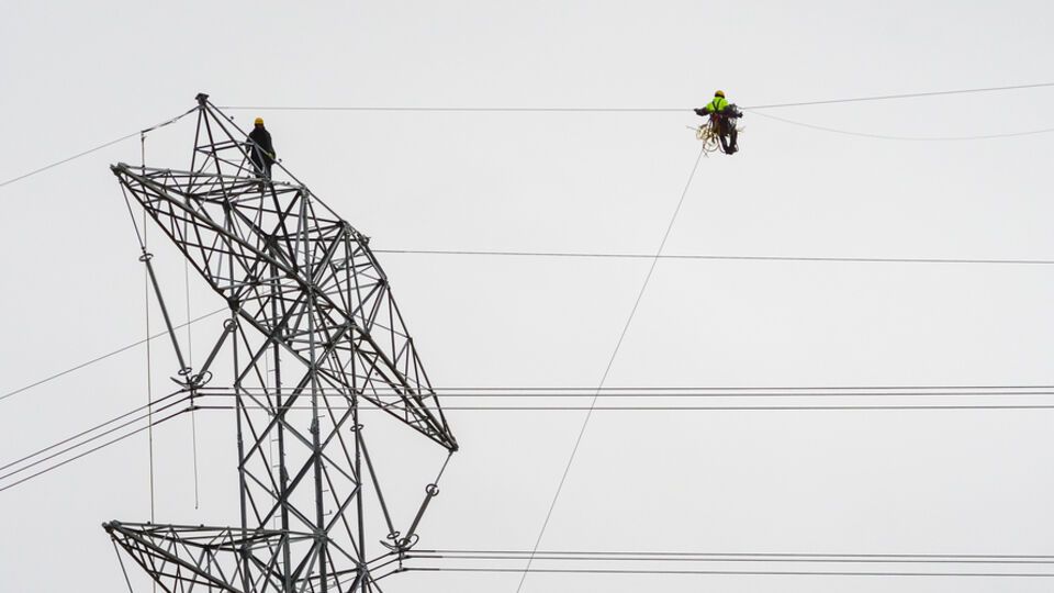 ДТЭК возобновляет энергоснабжение после обстрелов