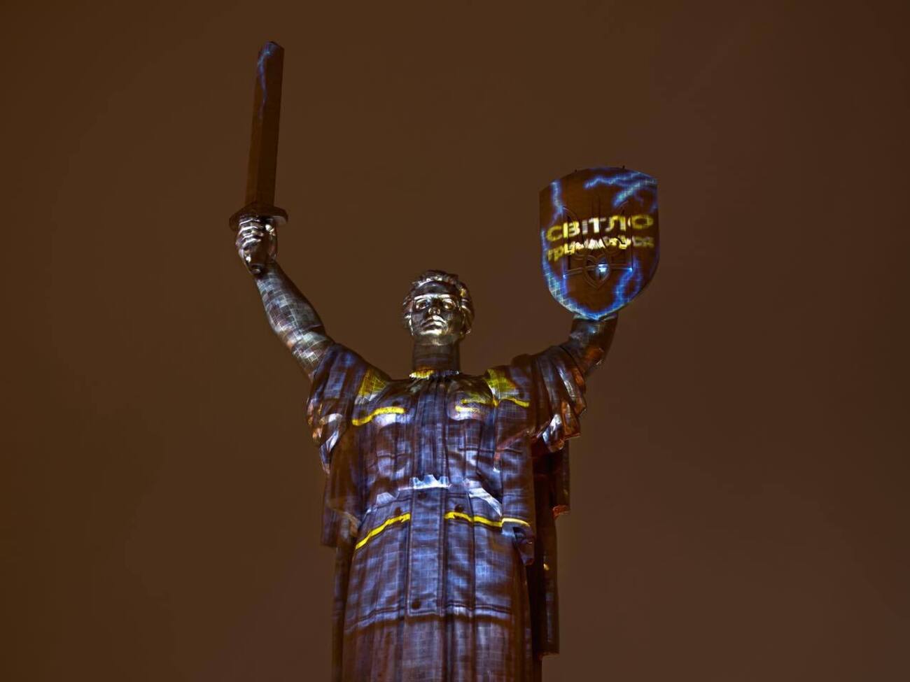 Известные украинцы поздравляют энергетиков с профессиональным праздником в Telegram ДТЭК