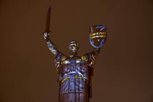 Известные украинцы поздравляют энергетиков с профессиональным праздником в Telegram ДТЭК