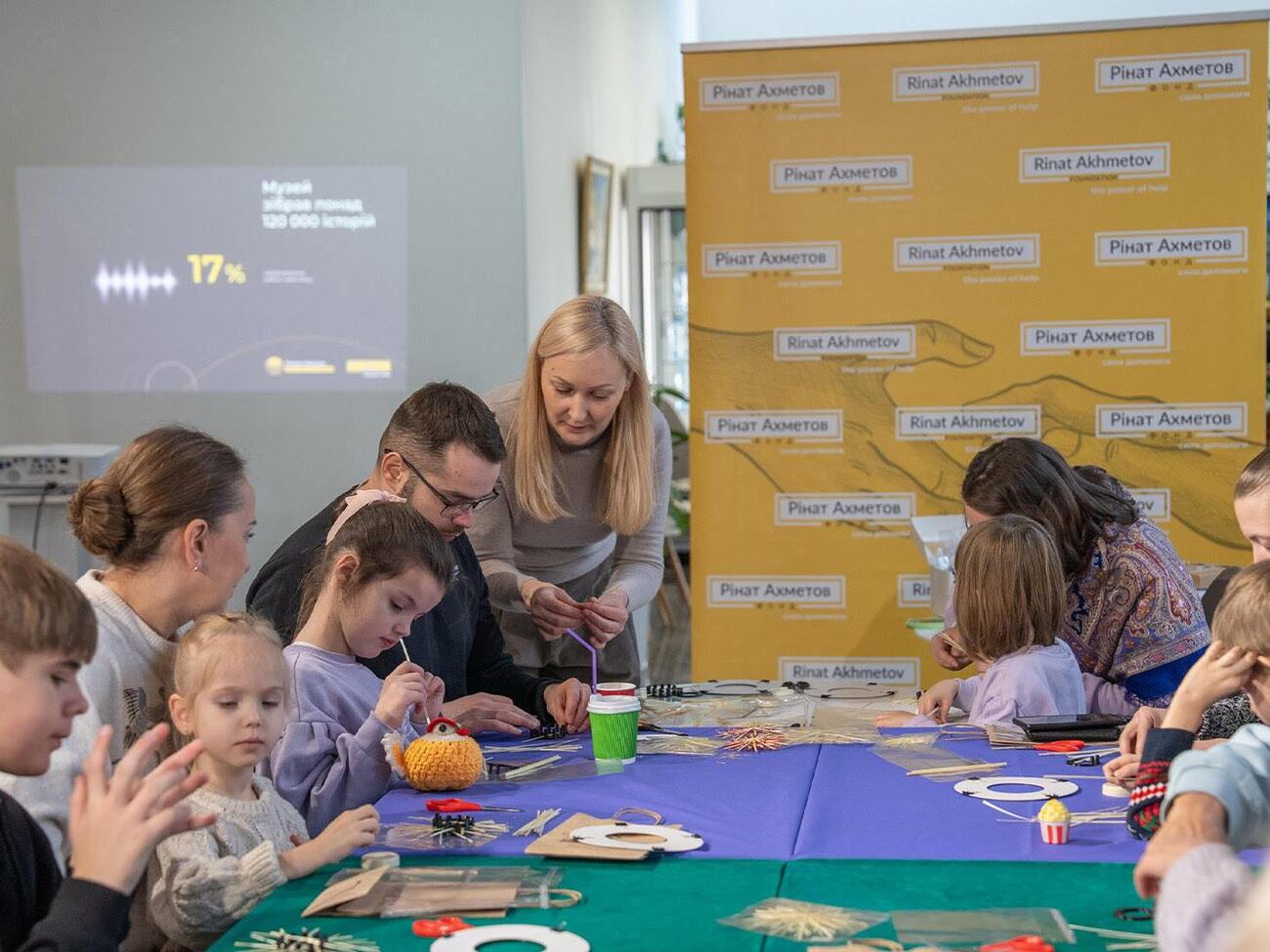 Во время мероприятия дети вместе с родителями изготовили соломенную снежинку