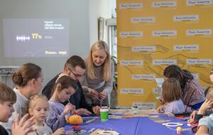 Во время мероприятия дети вместе с родителями изготовили соломенную снежинку