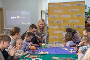 Во время мероприятия дети вместе с родителями изготовили соломенную снежинку