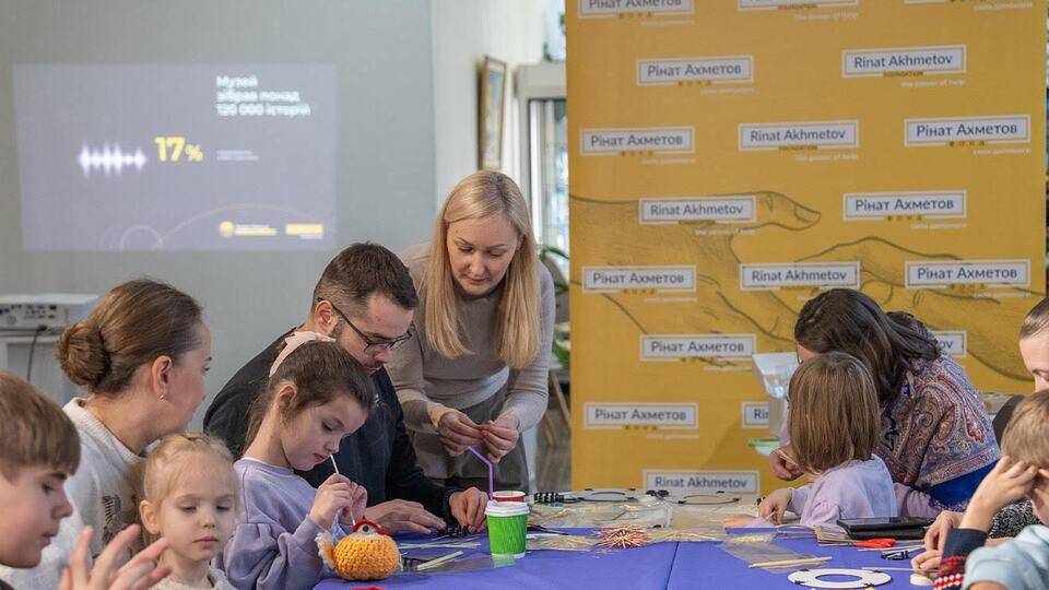 Во время мероприятия дети вместе с родителями изготовили соломенную снежинку