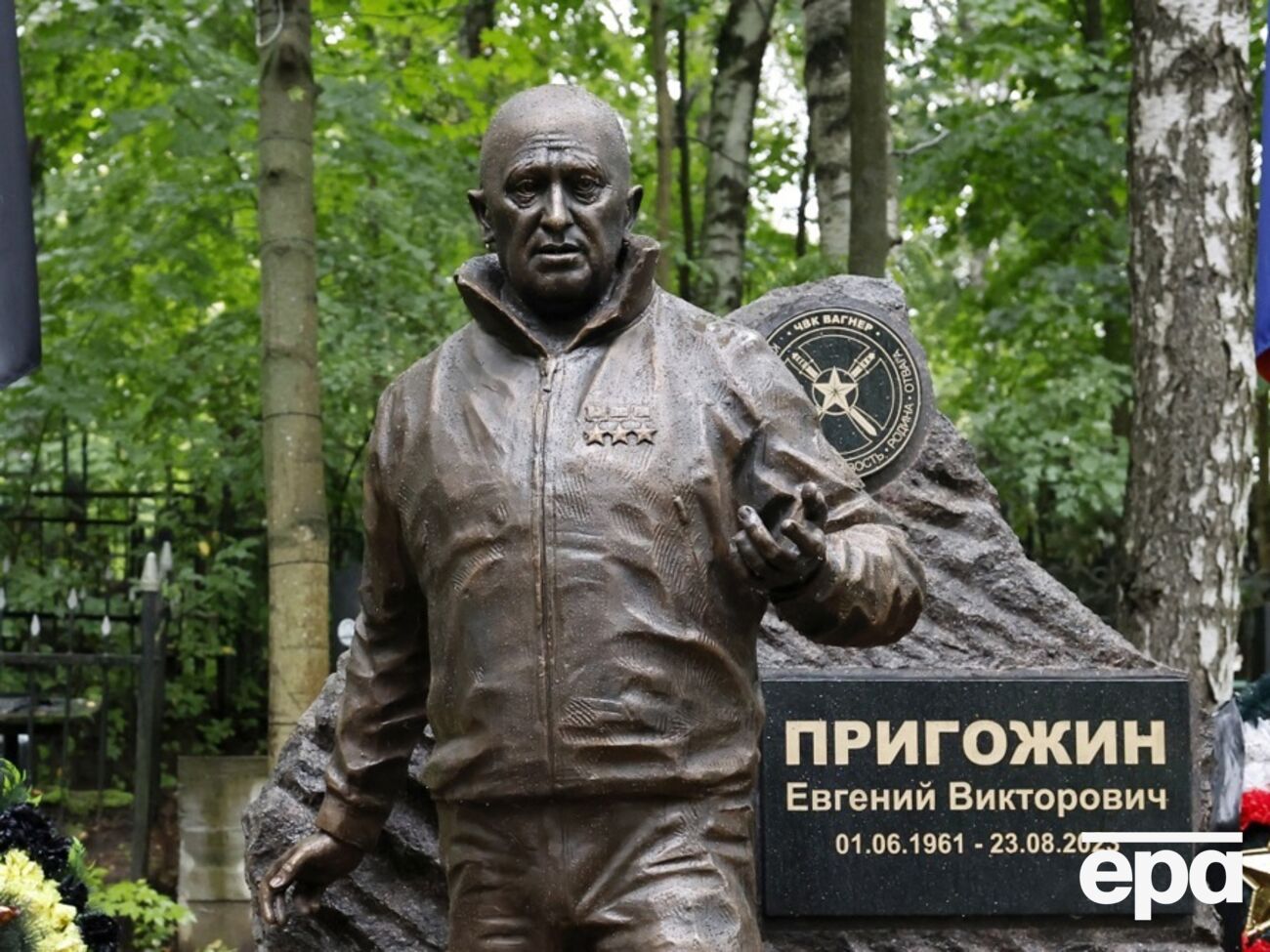 Улітку 2024 року росіянин наклеїв на пам'ятник Пригожину плакат із написом "Петух"