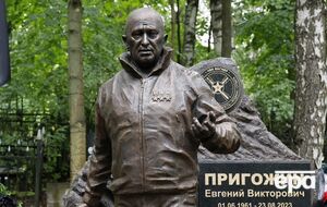 Улітку 2024 року росіянин наклеїв на пам'ятник Пригожину плакат із написом "Петух"