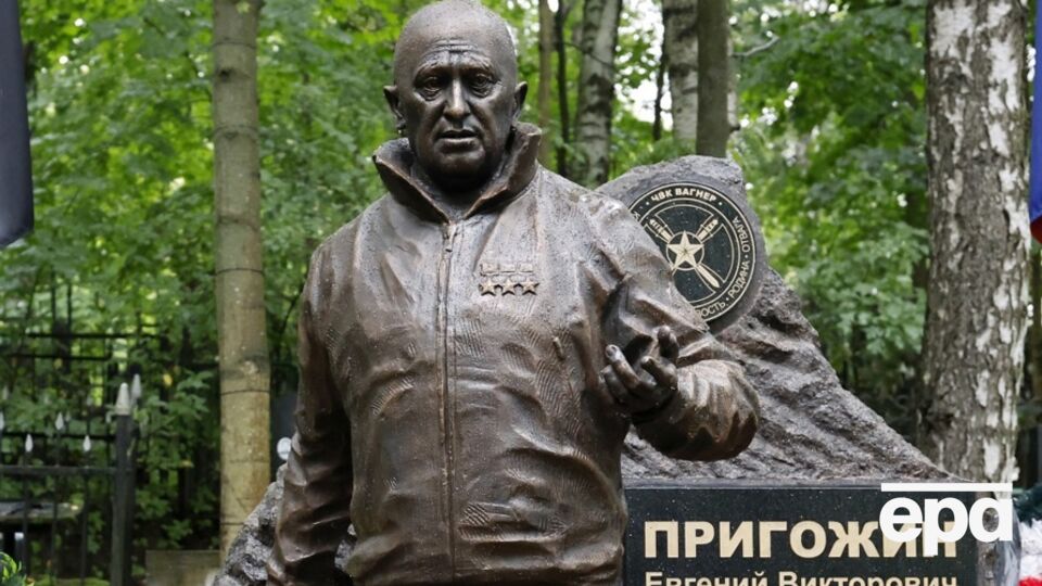 Летом 2024 года россиянин наклеил на памятник Пригожину плакат с надписью "Петух"
