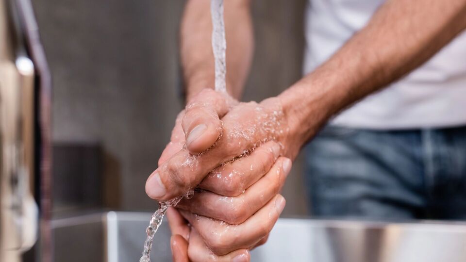 Кабмин Украины обратился к НКРЭКУ об отсрочке запланированного повышения тарифов на воду, отметила премьер