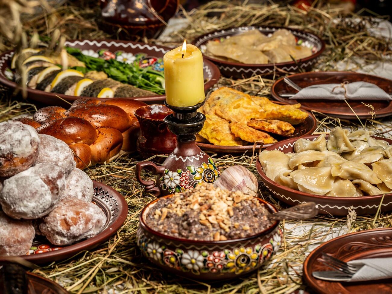 Щойно сутеніло, стіл застеляли сіном