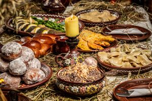 Как только смеркалось, стол застилали сеном