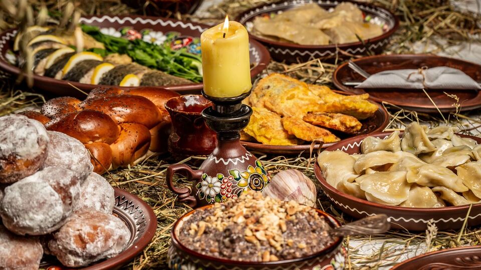 Как только смеркалось, стол застилали сеном