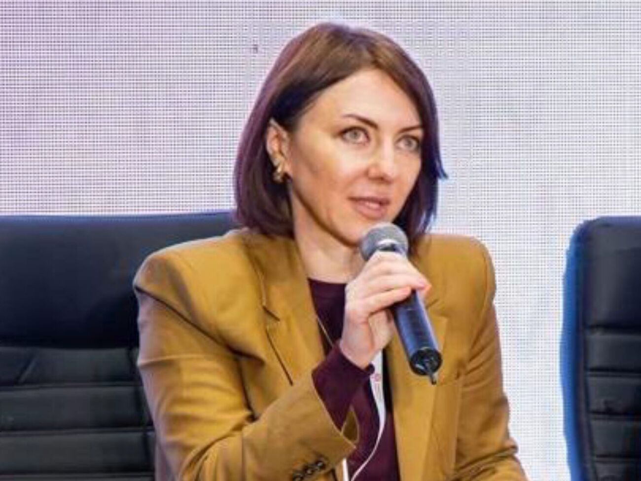 Конечно, не полковник ФСБ приходит к ним. Так, кстати, и с высокопоставленными чиновниками делают