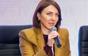 Конечно, не полковник ФСБ приходит к ним. Так, кстати, и с высокопоставленными чиновниками делают