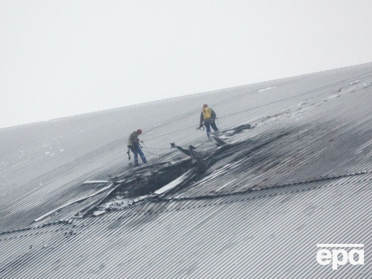 Отверстие, образовавшееся из-за удара российского дрона, было закрыто защитным экраном, однако на ЧАЭС еще необходимо заделать около 300 меньших отверстий, рассказал ее директор
