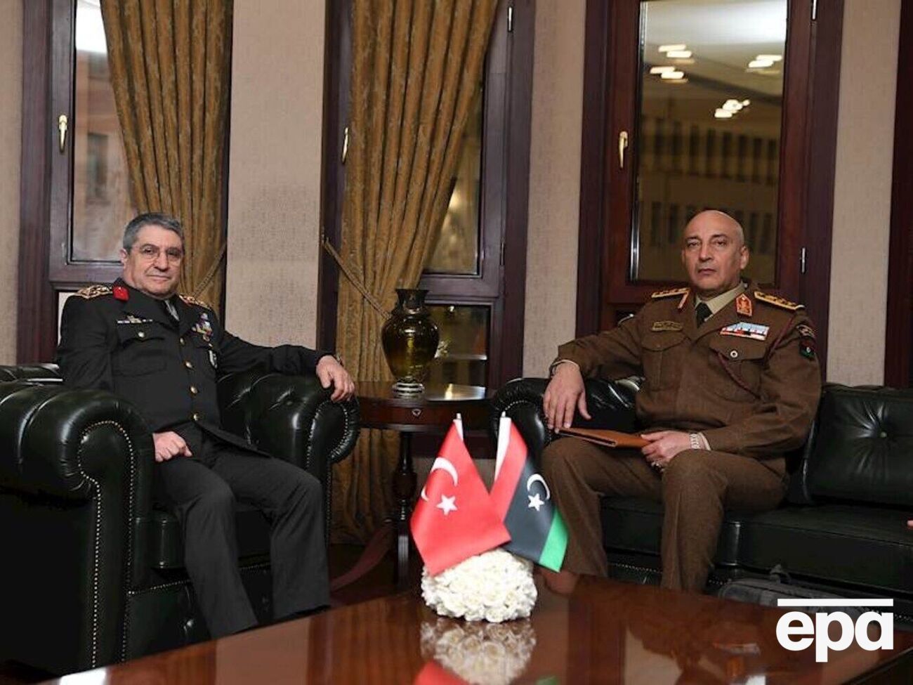 Останнє фото, зроблене 23 грудня: глава Генерального штабу Лівії Мухаммед Алі Ахмед Аль-Хаддад (справа) під час зустрічі з главою Генштабу Туреччини Селджуком Байрактароглу (зліва)