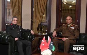 Останнє фото, зроблене 23 грудня: глава Генерального штабу Лівії Мухаммед Алі Ахмед Аль-Хаддад (справа) під час зустрічі з главою Генштабу Туреччини Селджуком Байрактароглу (зліва)