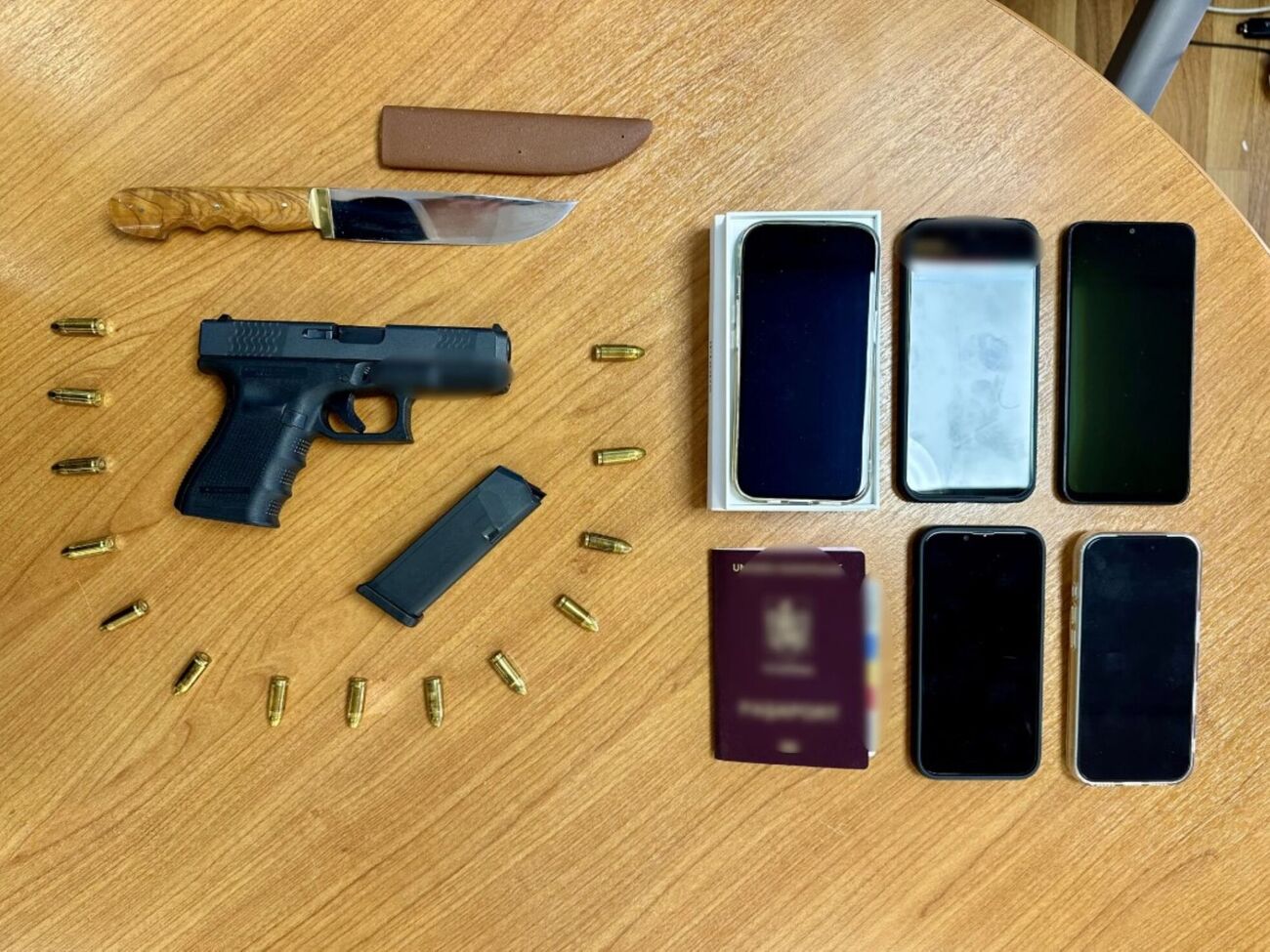 В доме, в котором находился Эдик, обнаружили нож, пистолет, патроны и, вероятно, поддельные документы