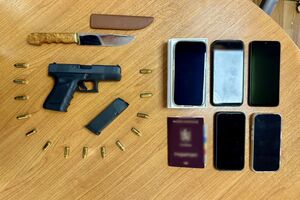 В доме, в котором находился Эдик, обнаружили нож, пистолет, патроны и, вероятно, поддельные документы