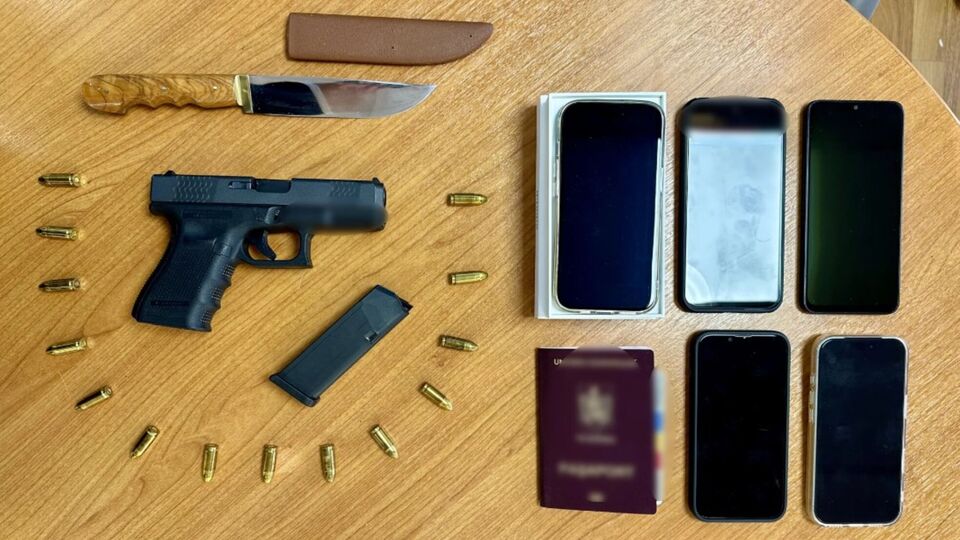 В доме, в котором находился Эдик, обнаружили нож, пистолет, патроны и, вероятно, поддельные документы