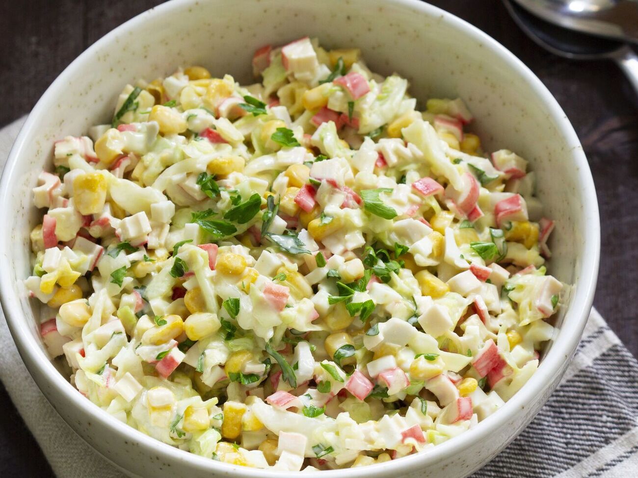 Заправить салат нужно майонезом