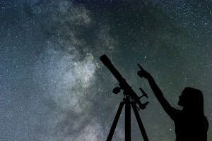 Чтобы увидеть Капеллу, астрономы советуют стать лицом к северо-востоку после захода Солнца и искать яркую желтую звезду высоко над горизонтом