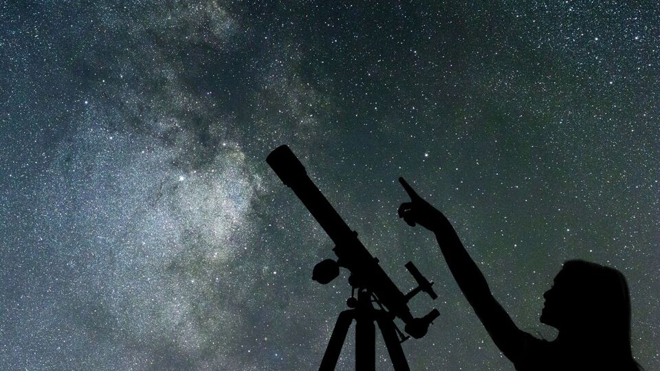 Чтобы увидеть Капеллу, астрономы советуют стать лицом к северо-востоку после захода Солнца и искать яркую желтую звезду высоко над горизонтом