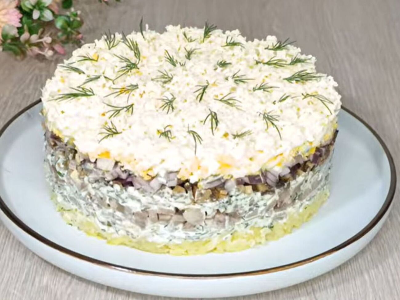 Поставьте салат в холодильник на пару часов