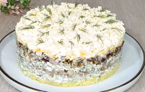 Поставьте салат в холодильник на пару часов