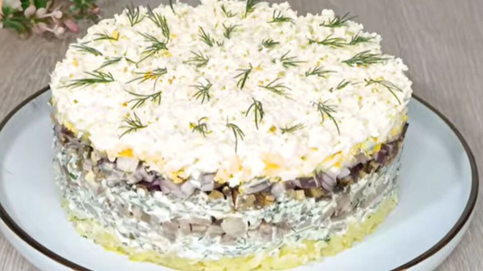 Поставьте салат в холодильник на пару часов