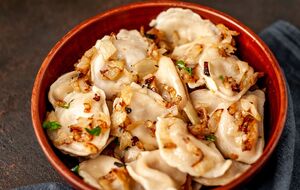 В муку добавьте 180 мл воды комнатной температуры