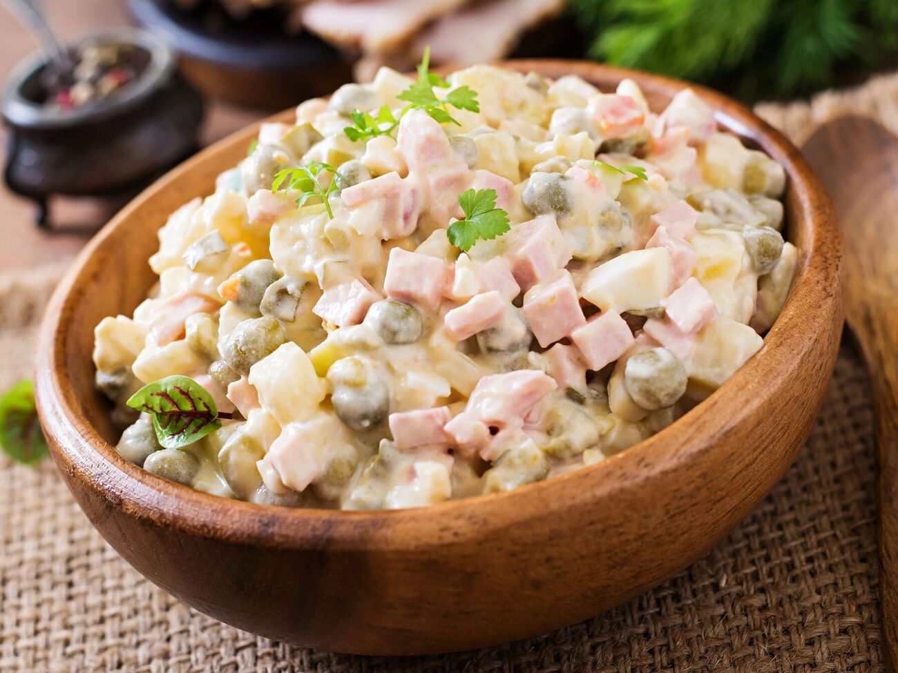 Для заправки смешайте сметану с горчицей