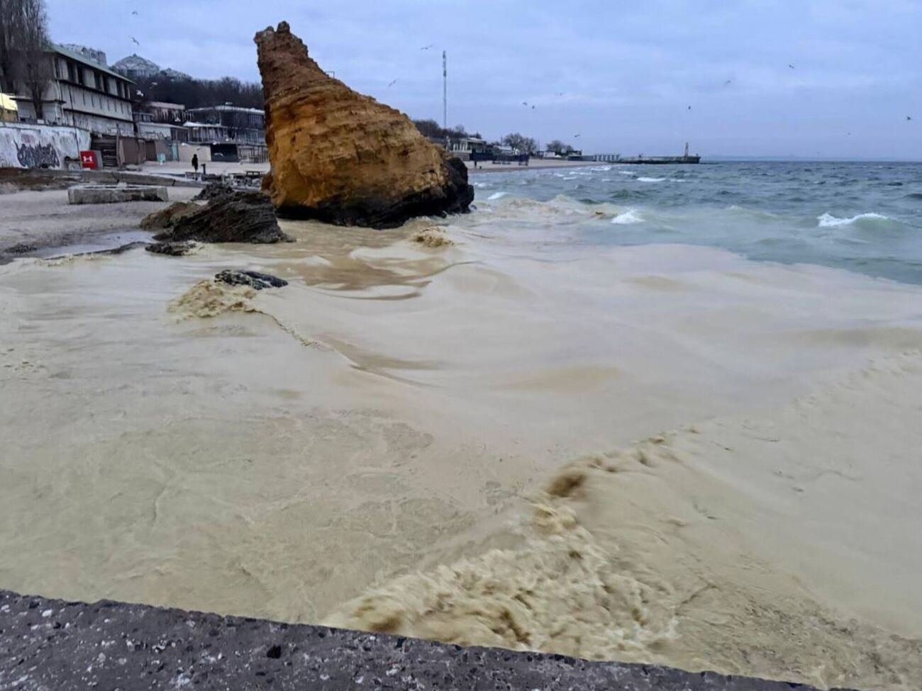 Размер и происхождение пятен на данный момент выясняют, отметил Лысак