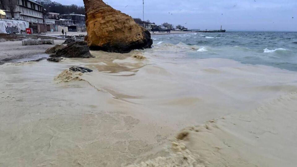 Размер и происхождение пятен на данный момент выясняют, отметил Лысак